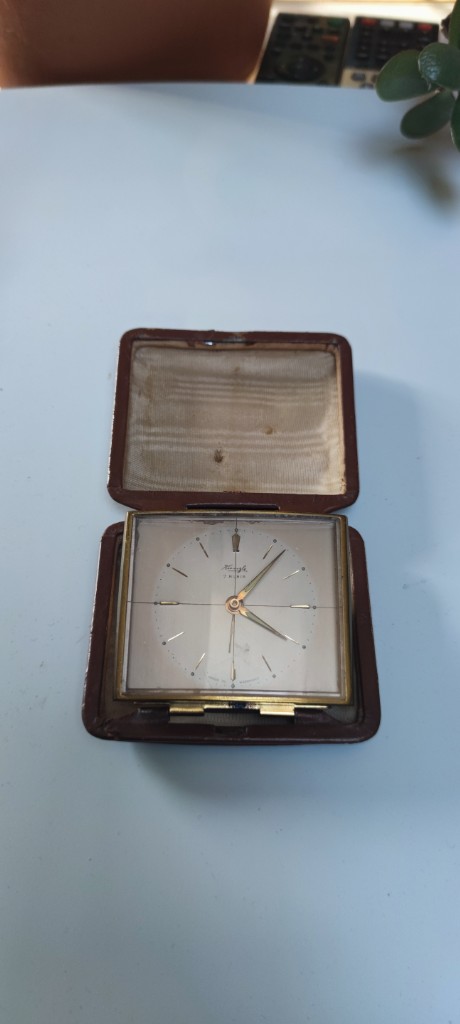Ceas de voiaj vintage în carcasă de piele