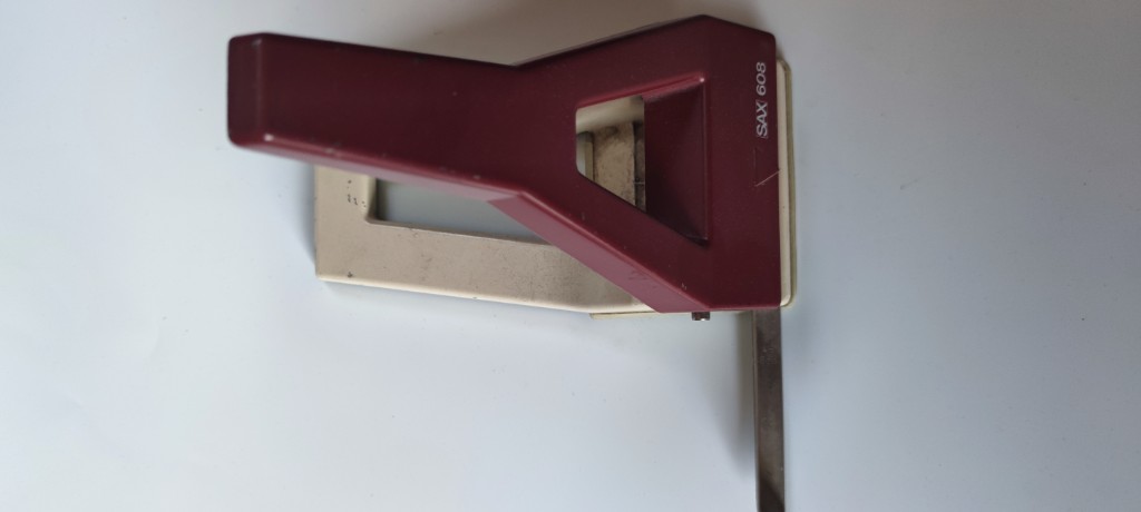 Perforator hârtie SAX 608